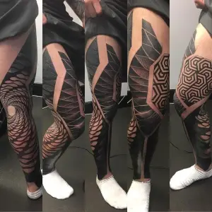 tatuaj geometic pe picior