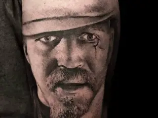 tatuaj portret barbat black and grey