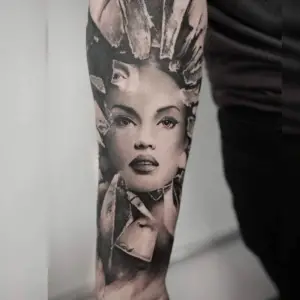 tatuaj realistic pe mana barbat