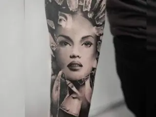 tatuaj realistic pe mana barbat