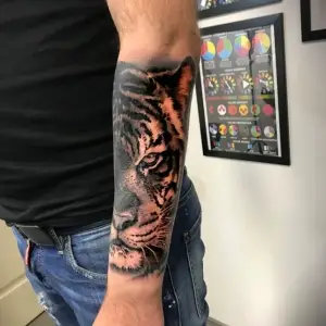 tatuaj tigru pe mana barbat