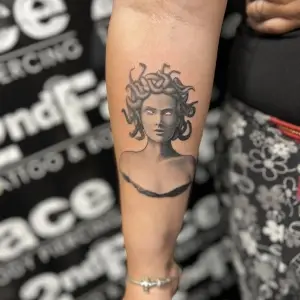 Tatuaj Antebrat Femeie