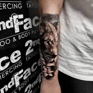 Tatuaj antebrat leu black and grey