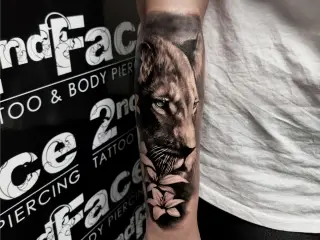 Tatuaj antebrat leu black and grey
