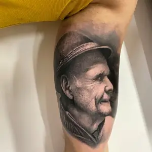Tatuaj portret Batran