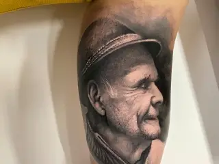 Tatuaj portret Batran
