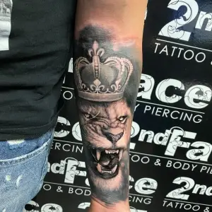 Tatuaj Leu cu coroana antebrat barbat