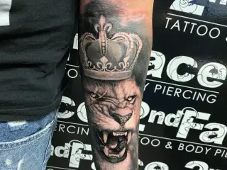 Tatuaj Leu cu coroana antebrat barbat