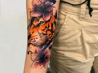 Tatuaj Antebrat Leu Color Abstract
