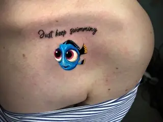 Tatuaj color peste piept