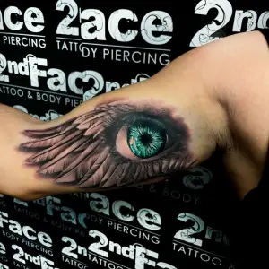 Tatuaj Biceps aripa cu ochi