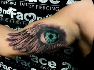 Tatuaj Biceps aripa cu ochi