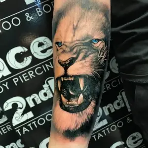 Tatuaj antebrat leu barbat