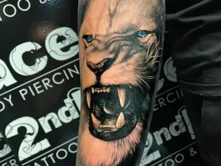 Tatuaj antebrat leu barbat