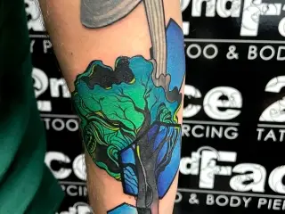 Tatuaj Antebrat Color barbat